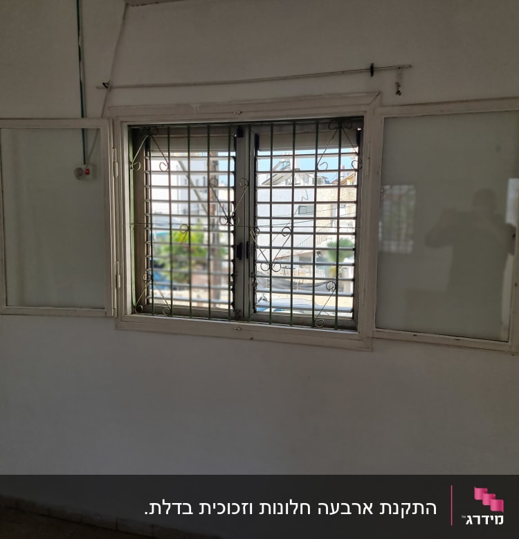 חלון זכוכית עם סורגים פתוח חלקית